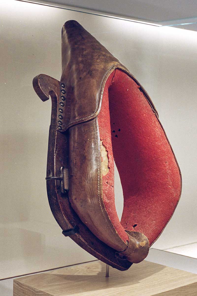 Hitch clamp in leather, Filippo Ferrarese / Hermès, Cabinet de Curiosités, Milan, Lampoon