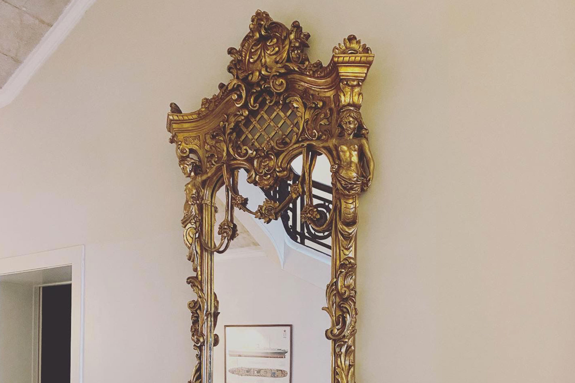 Lampoon, Savoia Excelsior Hotel, Mirror