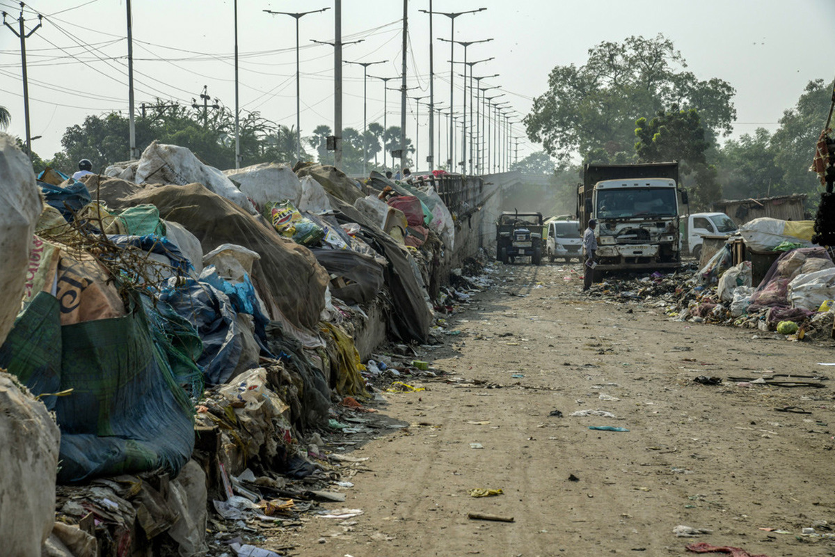 Lampoon, Garbage in the street in India credit Atul Loke, Panos Oxfam