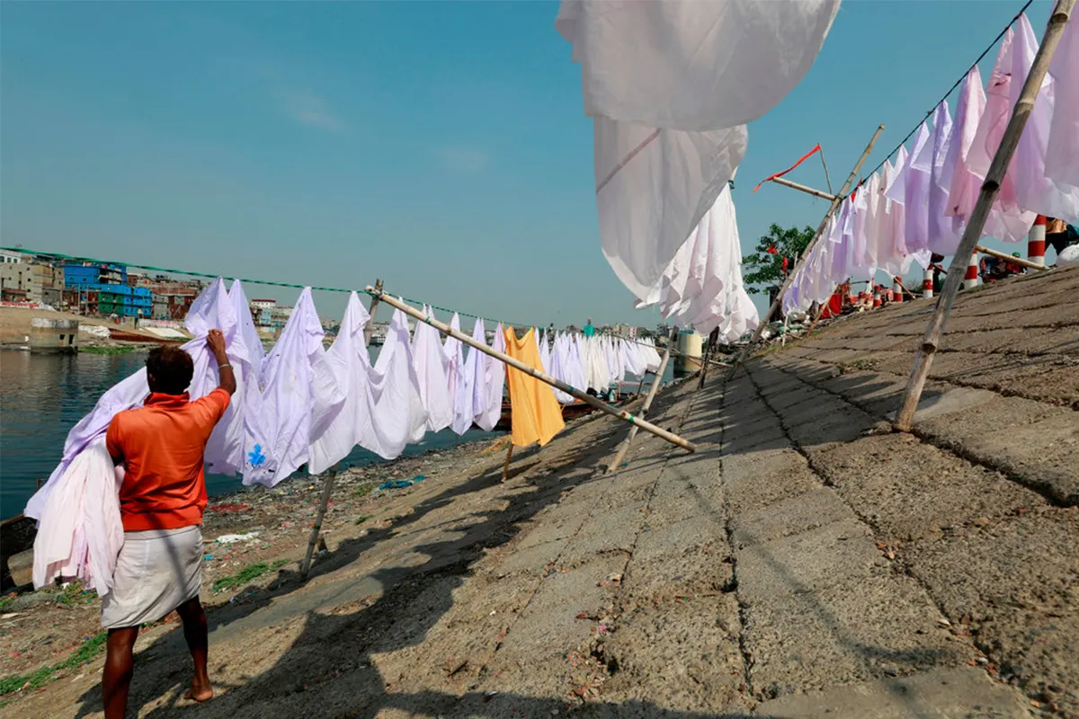 Dhaka, Bangladesh. 1st Apr 2019. Clothes being washed and dried on the Buriganga River at Keraniganj in Dhaka, SK Hasan Ali _ Alamy