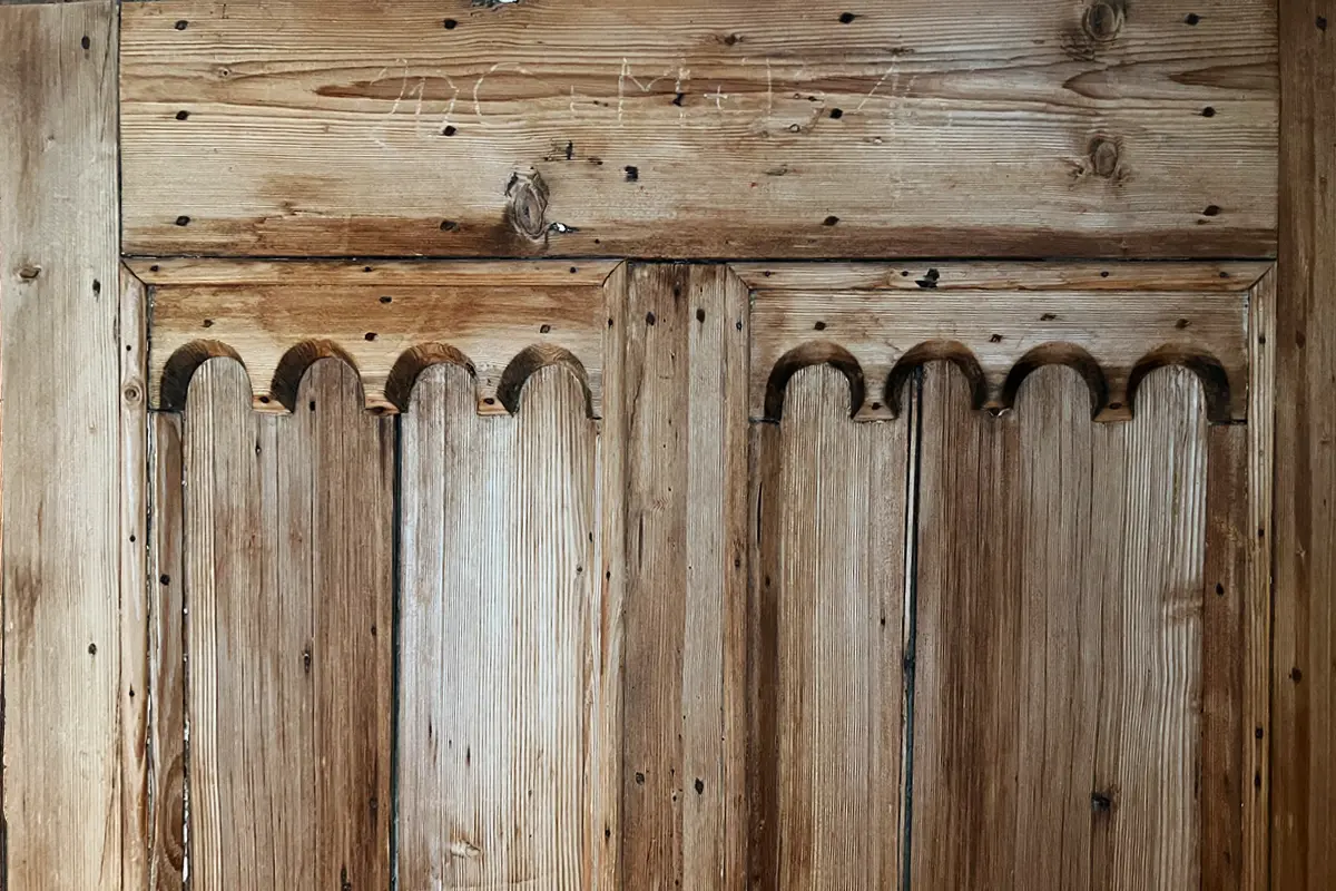 Hotel de Len, Cortina d'Ampezzo – recycled wood presents marks to the surface